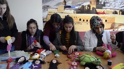 Ağrı deprem bölgesindeki çocuklara oyuncak yapıp, gönderdiler