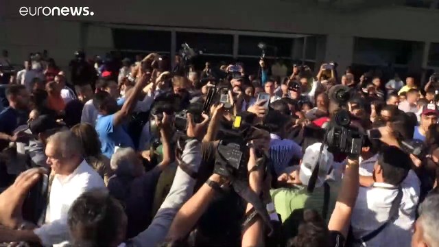 Tumultuoso regreso de Juan Guaidó a Caracas entre golpes e insultos de chavistas
