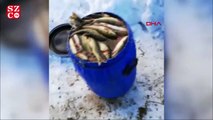 Yüksekova'da buz tutan derede Eskimo usulu balık avlıyorlar