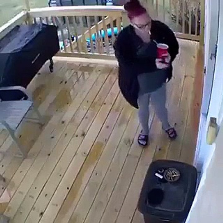 Un mari se dépêche pour venir aider sa femme qui vient de tomber dans les escaliers