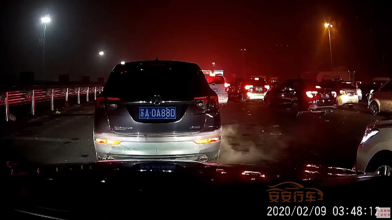 Un automobiliste n’aime pas du tout qu’un autre conducteur lui vole sa place dans les bouchons