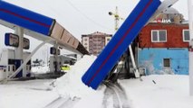 Giresun'un Eynesil ilçesinde kar nedeniyle bir akaryakıt istasyonunun çatısı çöktü