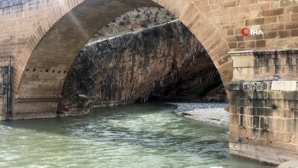 Buz tutan Cendere Kanyonunda sarkıtları oluştu