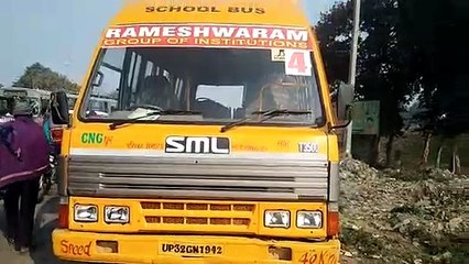 लखनऊ: टैक्सी को बचाने में टकराई दो स्कूल बसें, बच्चे घायल