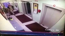 Otel müşterisi, temizlikçi kadını asansörden dışarı fırlattı