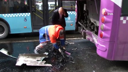 Kırmızı ışıkta bekleyen halk otobüsüne lüks cip çaptı