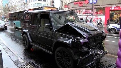 Şişli'de cipiyle kırmızı ışıkta bekleyen otobüse çarptı