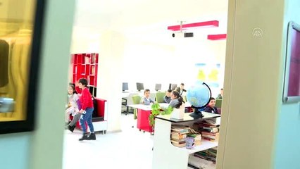 Görme engelli öğretmen, maaşıyla kütüphane kurdu