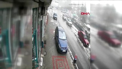 Denizli freni boşalan otomobil duvara çarparak durdu