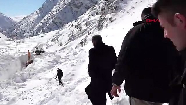 Çatak-Bahçesaray karayolundaki çığ temizleme çalışmaları devam ediyor