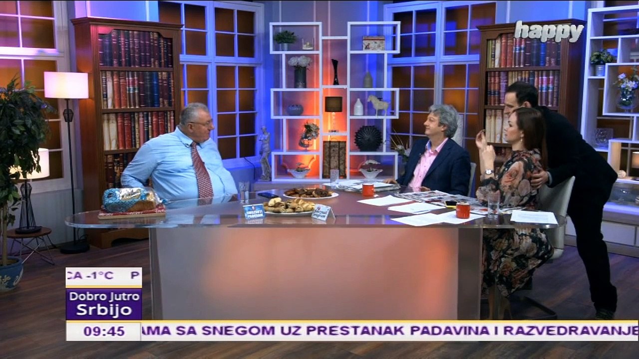 POZNAT VAM JE KAO NAJLUĐI TELEVIZIJSKI REPORTER A POSLUŠAJTE GA KAKO PEVA: Kada Marko Dolaš zapeva to ovako zvuči, za koji dan ima koncert u Moskvi a ovo je Šešelju pevao u uvce!