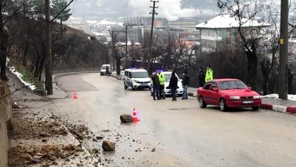 Heyelan yolu kapattı