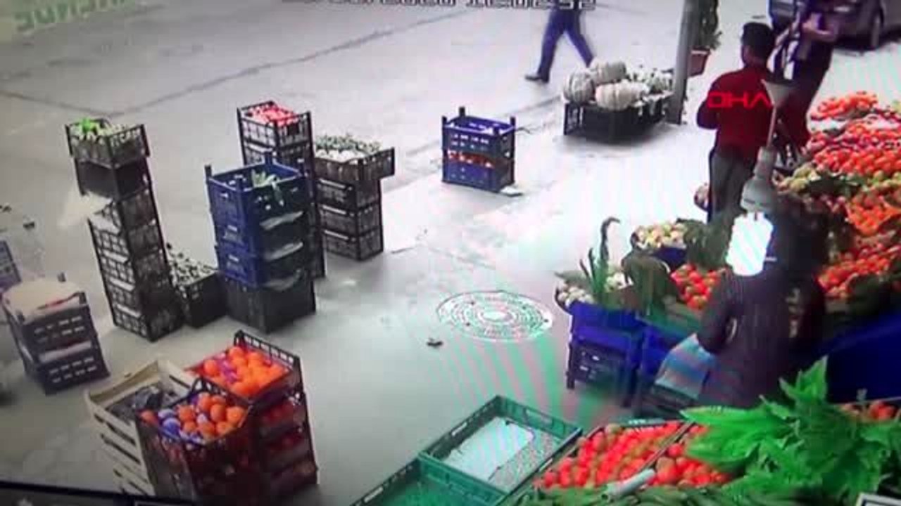 Esenyurt'taki kavgaya alışveriş yapan sivil polis müdahale etti