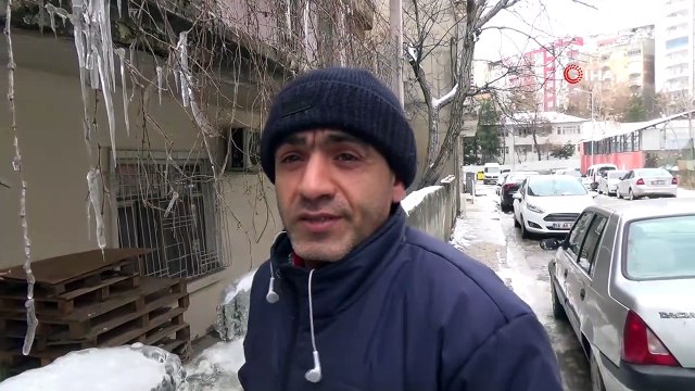 Siirt'te eksilere düşen sıcaklık evlerin çatılarında metrelerce uzunlukta buz sarkıtları oluşturdu