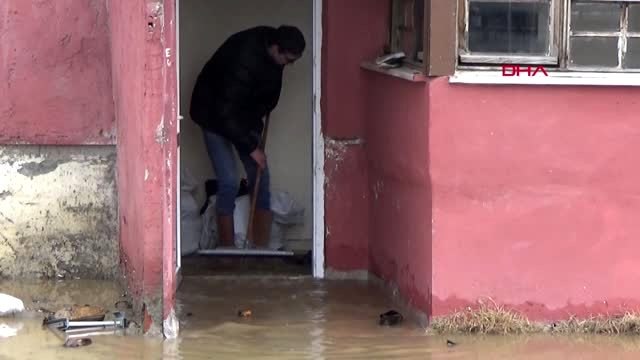 Düzce'de köy yolunda heyelan