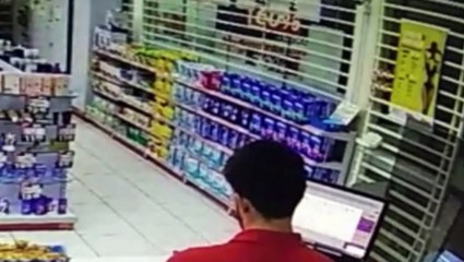 Imagens mostram bandido efetuando assalto em farmácia da Rua Jacarezinho