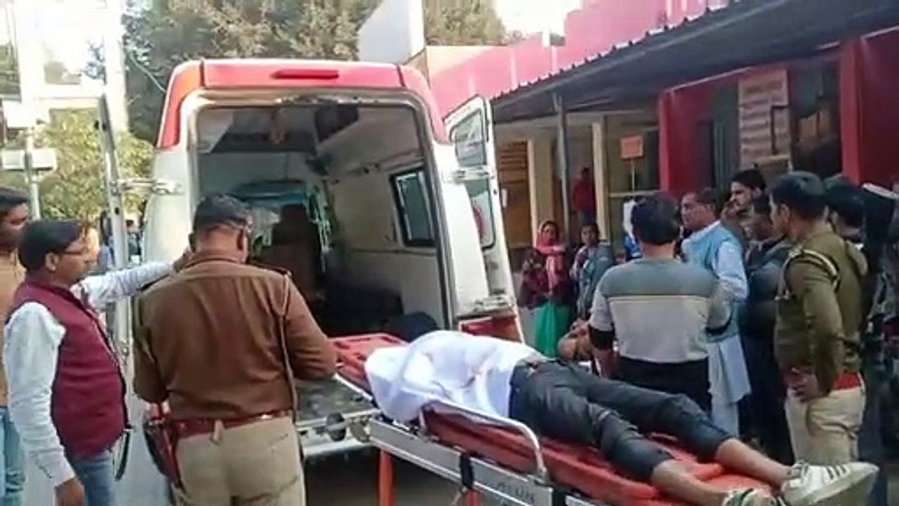 इटावा: बेकाबू ट्रक ने बस कंडक्टर को कुचला, युवक की हुई मौत