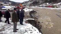 Bartın'da dere taştı, yol ulaşıma kapandı