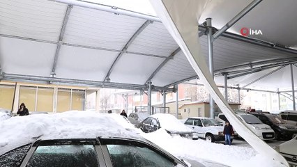 Pazar Yeri Çatısı Yağan Kara Dayanamadı