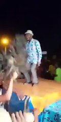 En pleine campagne, Agbeyomé Kodjo danse sous les ovations du public