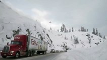 Un skieur réalise un saut périlleux par-dessus une autoroute.