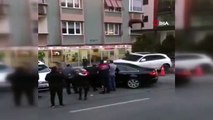 İstanbul'da bir sürücü, park yeri tartışması sonrası otopark önünü kapatan otomobile lüks aracı ile defalarca çarptı...O anlar kamerada