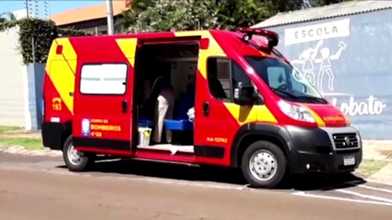 Mulher fica ferida ao cair no interior de escola, na Rua Castro Alves