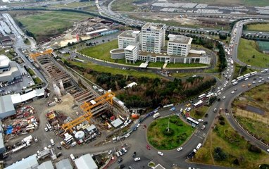 Bitmeyen metro inşaatı trafiği felç etti, kilometrelerce kuyruk oluştu