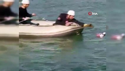 Botla kürek çekip, oltaya takılan martıyı kurtardılar