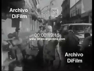 Gente jugando al carnaval en el barrio de La Boca - Buenos Aires 1974