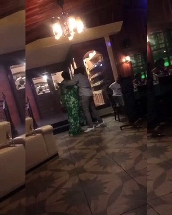 Nathalie Koah humilie un gars en plein restau...