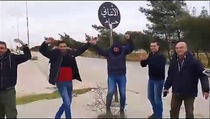 suriyeliler 'Müzik haramdır' tabelası altında şarkı söyledi