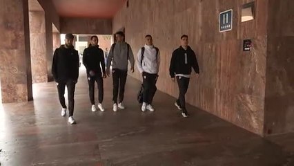 Descargar video: Los jugadores del Granada pasean por Bilbao horas antes del partido