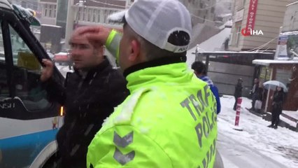 Artvin’de etkili olan kar yağışı trafiği  olumsuz etkiledi