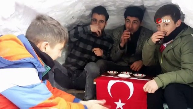 Kardan ‘Eskimo’ Evi Yapıp İçinde Çayın Keyfini Çıkardılar