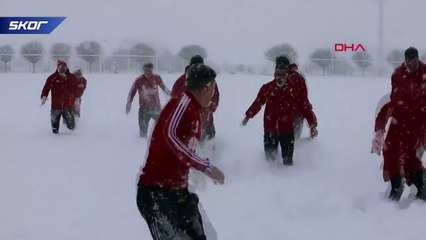 Demir Grup Sivassporlu futbolcuların kar neşesi