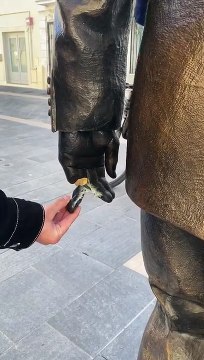 La statue de Jacques Chirac vandalisée, quelqu'un tente de recoller les morceaux