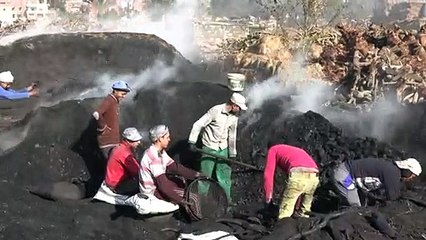 عمّال أفران الفحم في مصر يمشون على الجمر