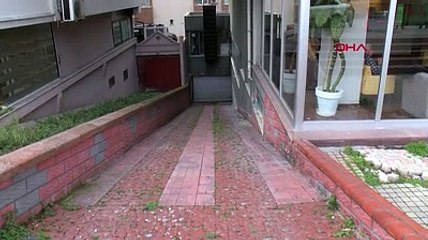 Otoparkın girişini kapatan araca defalarca vurdu; hızla gaza basınca aşağıya uçtu!