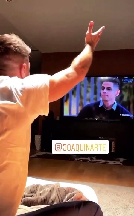 Joaquin  Jugador del Betis animando a Christofer de La Isla de las Tentaciones