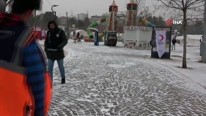 Depremin vurduğu Elazığ'da kar etkisini gösterdi