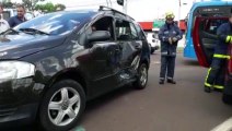 Idoso de 69 anos fica ferido ao colidir com ônibus na Av. Tancredo Neves