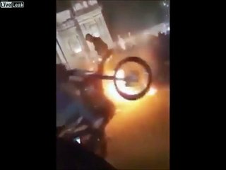 Burnout debout sur la moto.. elle prend feu !