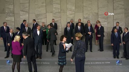- Bakan Akar, NATO Savunma Bakanları ile aile fotoğrafına katıldı