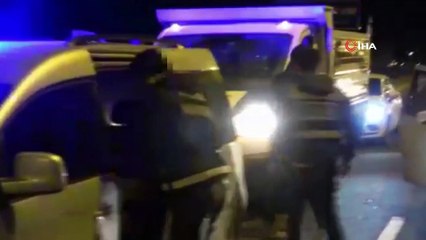 Eroini, kamyonetin kasa kapağının demirlerine gizlemişler