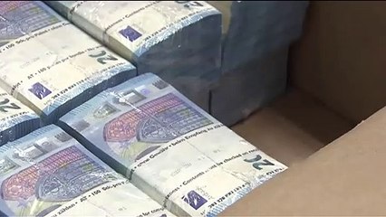 El euro cae a su nivel más bajo frente al dólar en casi tres años