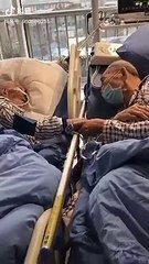 Son anda bile el ele olan yaşlı çift, aşk ne güzel şeysin sen...