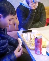 Üşüyen ufaklığı görüp onun sokakta kaldığını öğrenince önce karnını doyurup sonra onu evinde misafir eden güzel insan