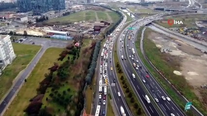 Bitmeyen metro inşaatı trafiği felç etti, kilometrelerce kuyruk oluştu
