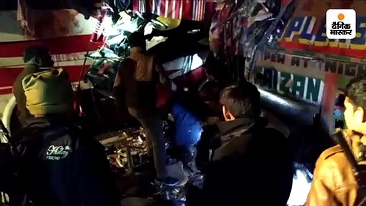 बिहार जा रही बस आगरा-लखनऊ एक्सप्रेसवे पर खड़े ट्रक से टकराई; 13 की मौत, 18 यात्री जख्मी
